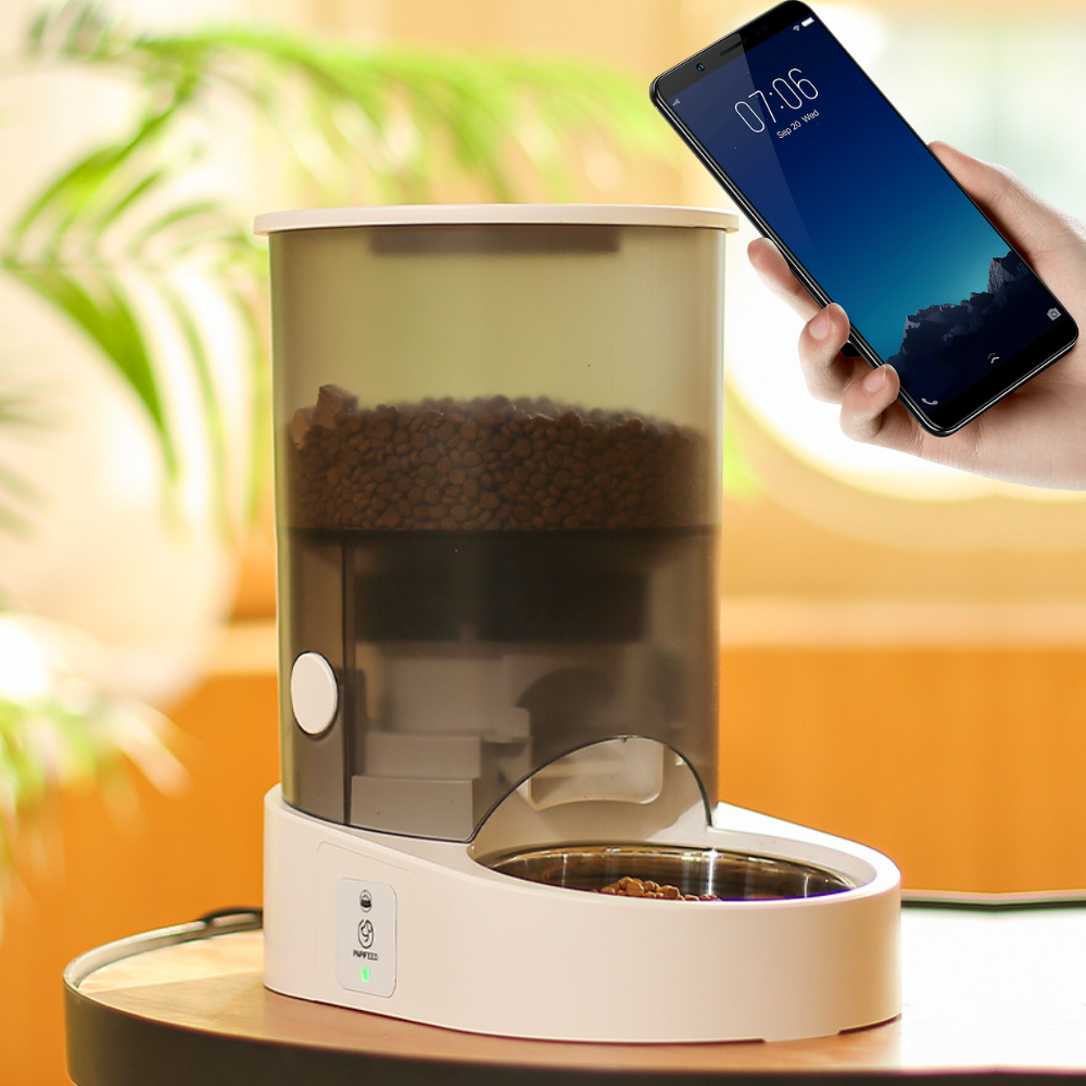 Este innovador dispositivo asegura que tus queridas mascotas estén alimentadas con porciones precisas, ya sea que estés en casa o fuera. Con una batería interna duradera y la opción de alimentación dual, nunca tendrás que preocuparte por interrupciones. Su diseño inteligente incluye un tanque de alimentos transparente de 3.5 L para monitorear fácilmente los niveles de comida y un cuenco de acero inoxidable fácil de limpiar, asegurando la salud y bienestar de tus mascotas.