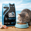 Gato adulto comiendo alimento seco 7 Vidas sabor pescado y camarón 500 g, bolsa Sabores del Mar